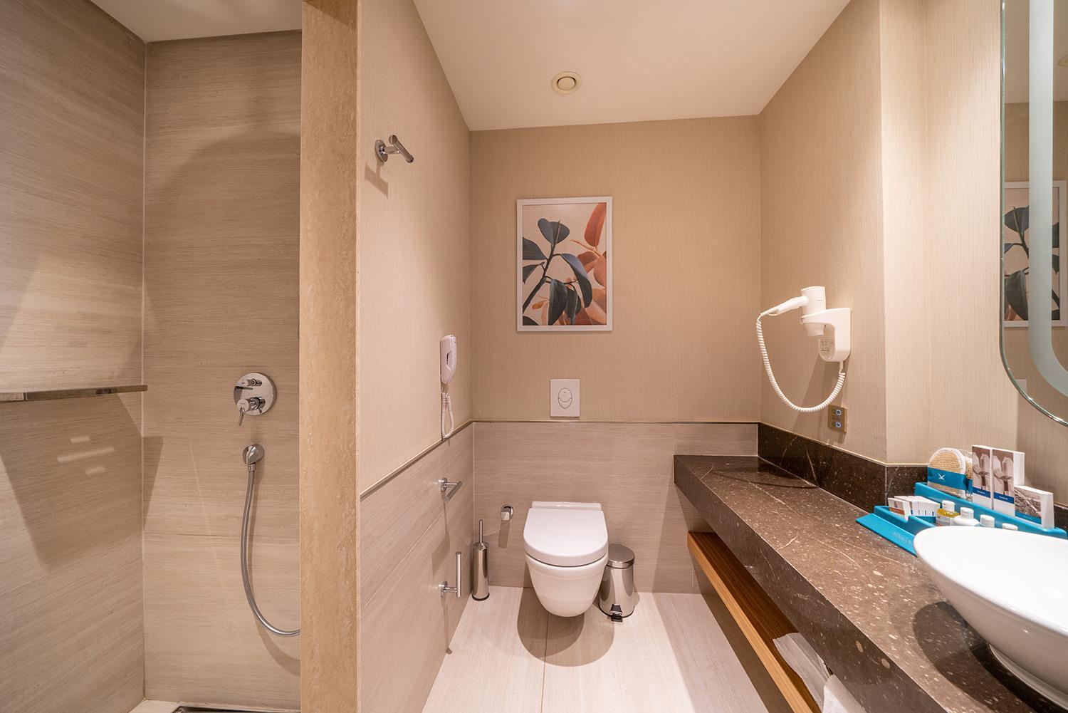 Large Room Pool Access via Stairs